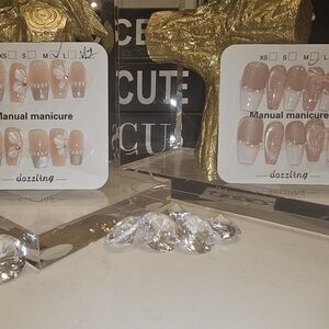 Press-On Nails Set in Nude with Sparkle Accent